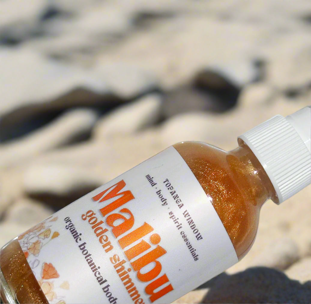 Glimmering body oil for beach