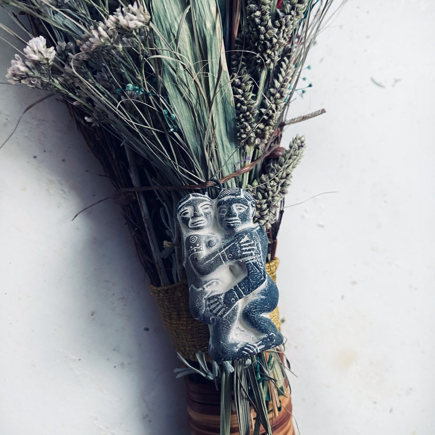 LOVERS BROOM / SPIRITUAL WALL DECOR  Bolivian Munachi Love Charm