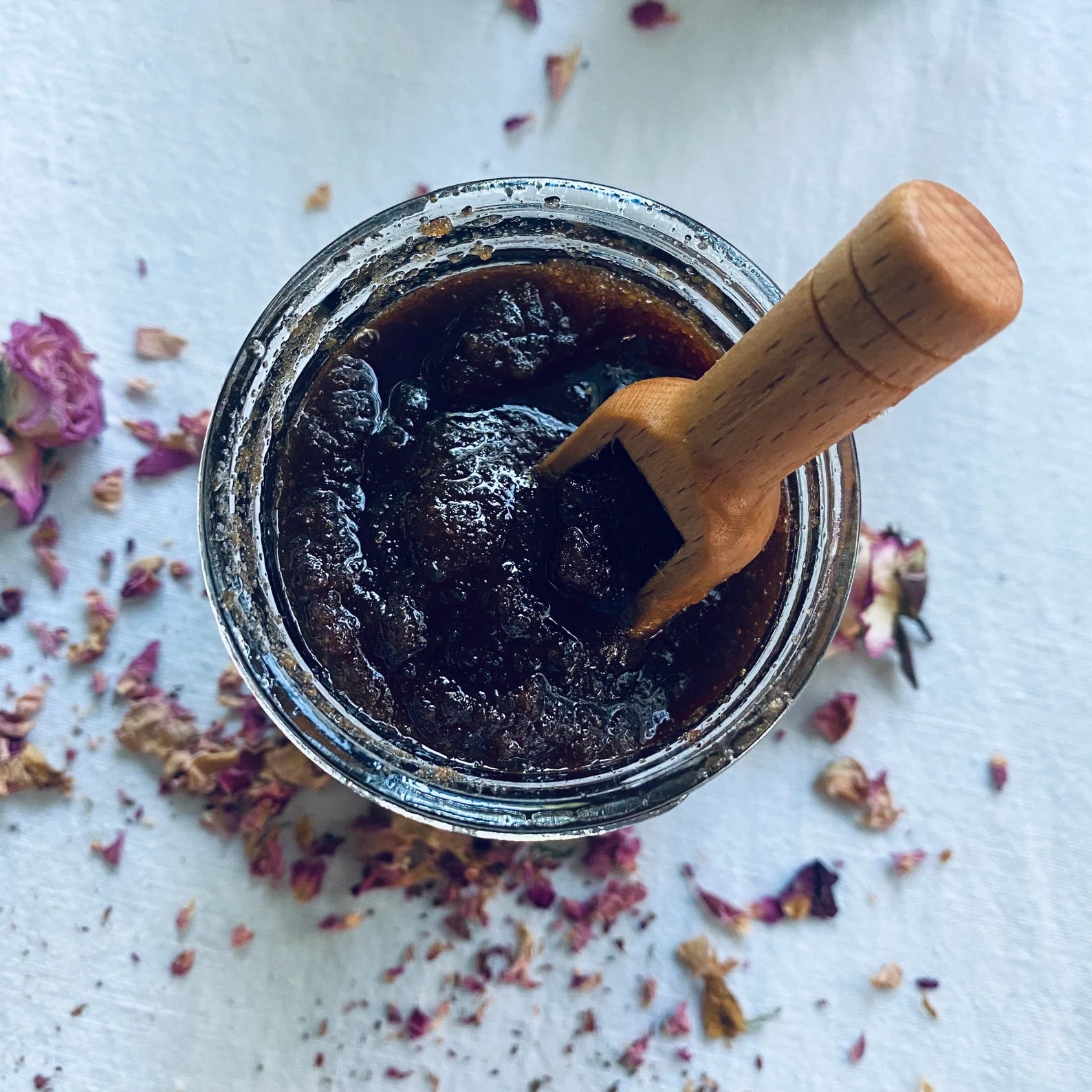 BOWM SUGAR BODY SCRUB NATURAL INGREDIENTS ROSE AND MOROCCAN CLAY IN GLASS JAR WITH WODDEN SPOON